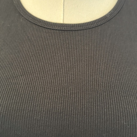 Woman's Crew Neck Racer Back Crop Tank With Sparkly Tassel Hem. Size Small - Picture 9 of 10